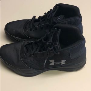 Men’s 8.5 Black Under Armour shoes